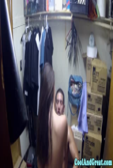 คลิปเอเชีย พนักงานชายหญิงเล่นเสียวกันห้องสต็อก